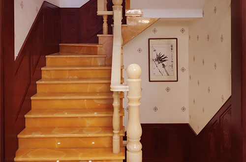 涪陵中式别墅室内汉白玉石楼梯的定制安装装饰效果